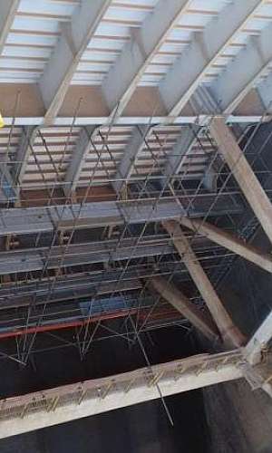 Montagem de andaime em plataforma Montagem de andaime em plataforma